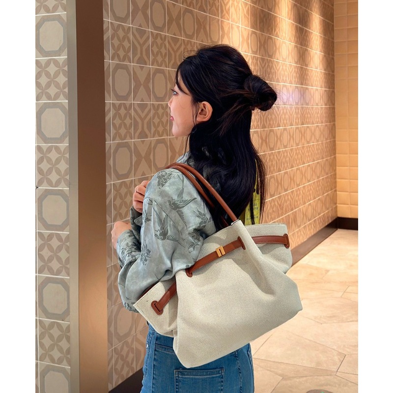 Hana Dumpling-Shaped Large Cap - Women Bags 2026 Trends recension och pris